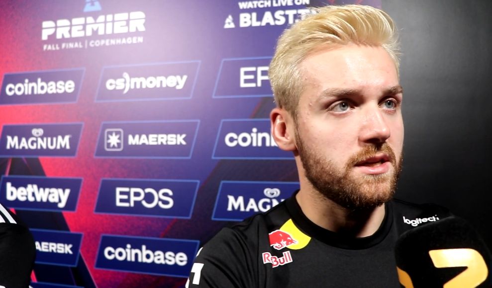 形成至少一 形成至少一